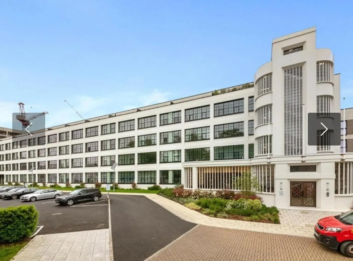 Spacious Modern One Bedroom Apartment Near Heathrow Hayes