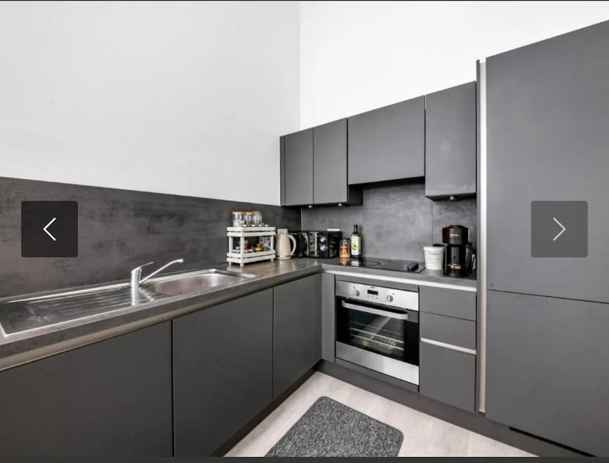 Spacious Modern One Bedroom Apartment Near Heathrow Hayes