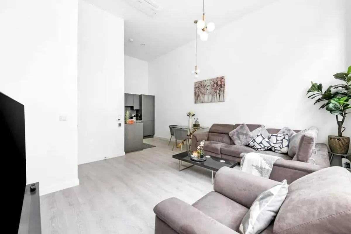 Spacious Modern One Bedroom Apartment Near Heathrow contacts